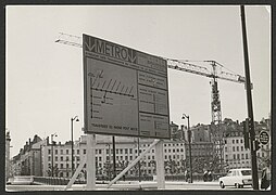 Construction du nouveau pont Morand, pont mixte pour traverser le Rhône (entre 1971 et 1974)