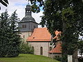 Katholische Pfarrkirche (alte Kirche) „St. Maria Magdalena“ mit künstlerischer Ausstattung und Kirchhof