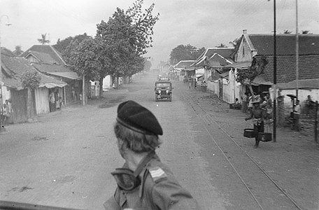 Iringan militer KNIL, tampak sebelah kanan adalah rel kereta api Madiun-Ponorogo.