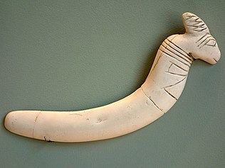 Хлопушка — музыкальный инструмент из Маади (кость гиппопотама, Лувр).