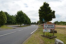 La route départementale 943 à l'entrée de Saint-Ours en direction de Pontgibaud