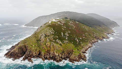 La presqu'île du cap Finisterre avec son phare, vue depuis le sud.