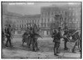 Żołnierze z miotaczami ognia na ulicach Berlina