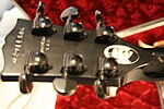 Miniatuur voor Bestand:Gibson Les Paul Studio Gothic headstock back 2.jpg