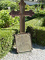 Grav på Slangerup Kirkegård, med gravsten og kors af jern.