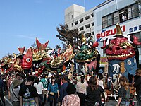 唐津駅前に並んだ曳山