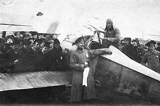 Пилот А. Д. Муратов и аэроплан Nieuport на ипподроме, 1917