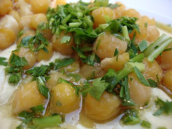 English: Hummus with chickpeas and parsley עבר...