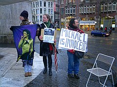 Fans de Michael Jackson sous la pluie à Amsterdam en 2004.