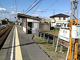 駅名標と待合室