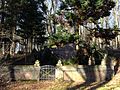 Waldfriedhof mit Feldsteinmauer und Mausoleum Hansen