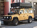 Land Rover Defender 110 Station Wagon (pre-Td5) en Riga, Letonia con los colores del Camel Trophy.