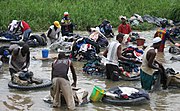 現代のアフリカ、象牙海岸、アビジャンの川で洗濯をする男性たち（2006年)