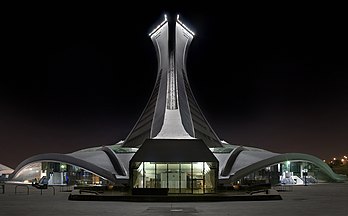 Le Stade olympique de Montréal vu de derrière, la nuit. Œuvre de l'architecte français Roger Taillibert, ce stade à toit rétractable a été construit pour les Jeux olympiques d'été de 1976. (définition réelle 2 000 × 1 242)