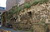 Resten van de 1e middeleeuwse stadsmuur nabij Lang Grachtje.