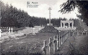 Le cimetière militaire et le calvaire breton.