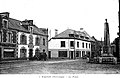 La place centrale du bourg de Naizin vers 1925.