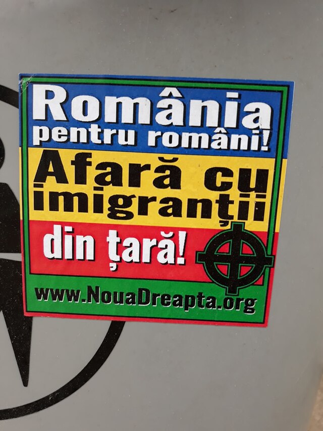 Adhesiu de Noua Dreaptă a una paperera Cluj-Napoca que diu «Romania per als romanesos! Fora els immigrants del país!».