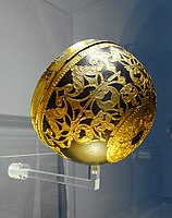 Zlati nosilci na skledi, prirejeni sredozemski motivi, Nemčija, c. 420BC