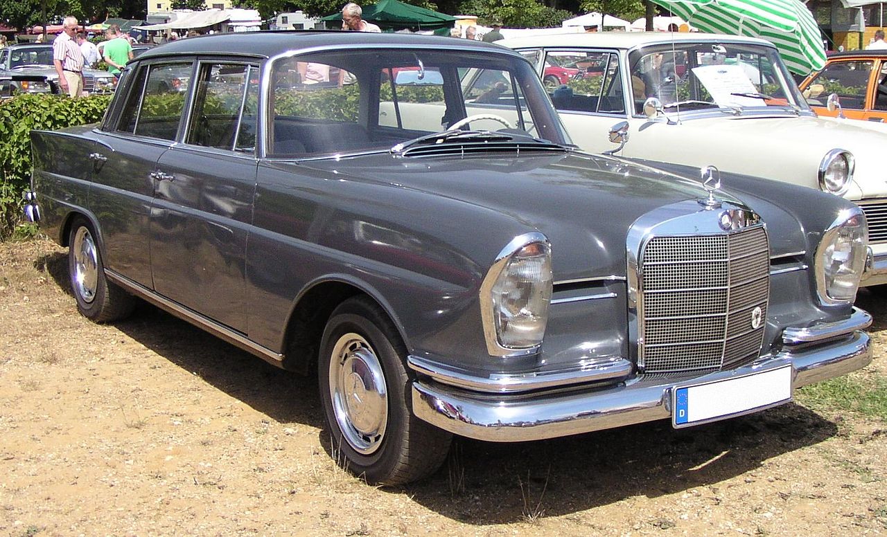 1280px-P060_Mercedes-Benz_220_W111.jpg