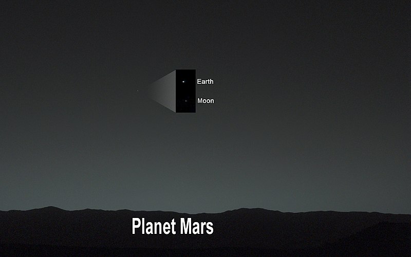 كيوريوسيتي روفر's first view of the الأرض and the القمر from the surface of المريخ (January 31, 2014).[5]