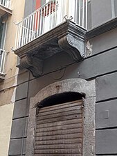 Dettaglio di una mensola di un balcone al primo piano