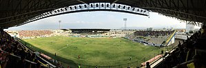 Panoramablick auf ein Spiel des Delfín Sporting Club im November 2015