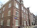Het oudste nog bestaande blok arbeiderswoningen van de VAK uit 1854-1855 aan de Passeerdersstraat in Amsterdam, nu verhuurd door Ymere