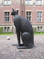 Điêu khắc mèo The Witness bởi Henk Visch, Peace Palace, The Hague