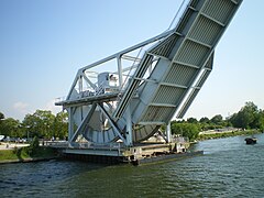 Pegasus Bridge sur le Canal de Caen à la mer, ouvert lors d'un passage du Boëdic.