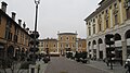 Piazza del Mercato con el edificio del rectorado.