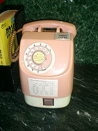 ピンクの公衆電話が登場