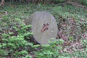 Mahlstein am Standort der ehemaligen Plinzenmühle