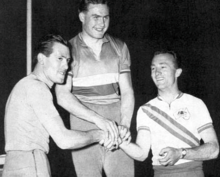 Podium de poursuite cycliste independentle aux JO de Melbourne, 1er Michel Rousseau (Fr), 2e G. Pesenti (It), 3e R. Ploog (Aus) .png