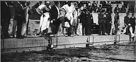 photo noir et blanc d'une piscine avec un homme plongeant