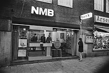 NMB Bank in Amsterdam, 1970 Roofoverval op bijkantoor Nederlandse Middenstands Bank Beethovenstraat, Amsterd, Bestanddeelnr 924-0492.jpg