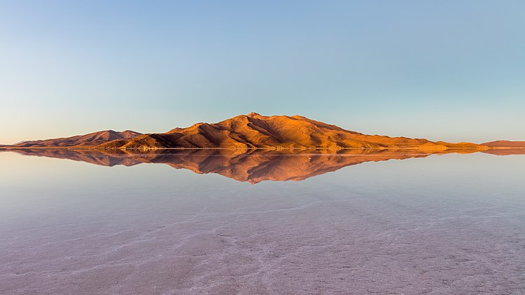 Отражение гор в воде, покрывшей солончак Уюни