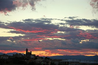 30/10: El poble de Llagostera sota el cel rogent.