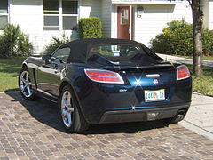 Vue arrière d'une Saturn Sky Redline Roadster.