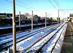 駅から御花畑方面を見る。右から順に、西武秩父駅3番ホーム、御花畑方面への連絡線、秩父鉄道秩父本線（2005年1月）。