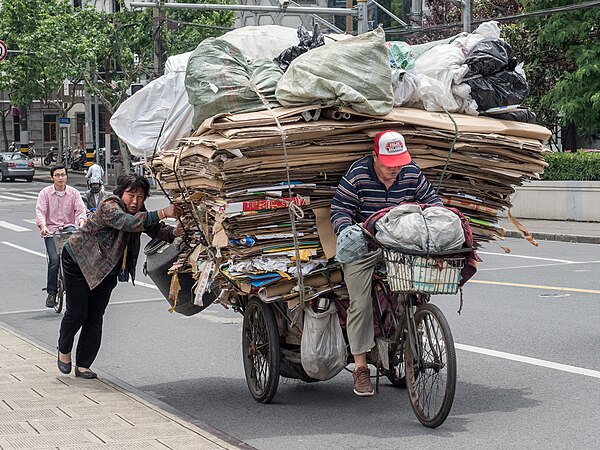 上海市一輛載運資源回收物的自行車。
