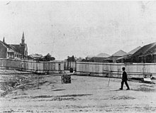 Quarantäne-Barrikaden an den Häusern in Hawthorne Street, Woolloongabba, Brisbane, Queensland, 1900. Lattenzaun am Straßenrand.