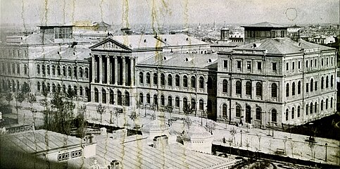 Corpul vechi al Universității, proiectat de Alexandru Orăscu și decorat cu sculpturi de Karl Storck, 1857-1864, bombardat în aprilie și mai 1944 în timpul celui de al Doilea Război Mondial și parțial distrus, parțial reconstruit la sfârșitul anilor 1960[33]