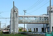 道路を跨ぐ連絡通路で結ばれている駅ビルとホーム（2009年9月）