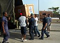 Entladung von medizinischem Hilfsmaterial für das Ghanaian Navy Western Command Hospital von einem Schiff der US Navy, Sekondi, 13. Februar 2008