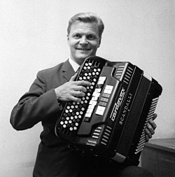 Veikko Ahvenainen soittimineen vuonna 1964