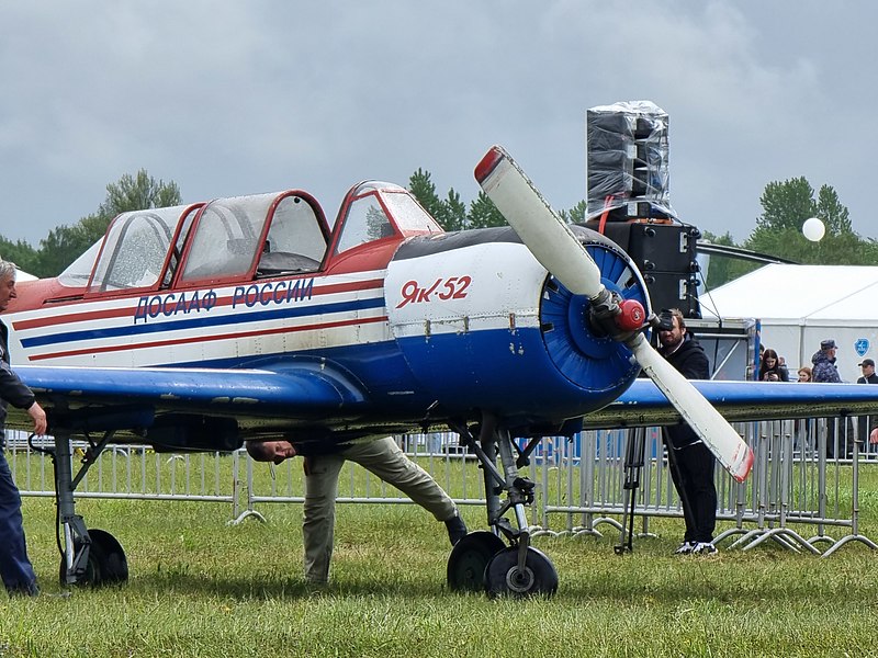 Як-52, один из участников лётной программы