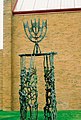 נושאי המנורה, ברונזה, 1969, בית כנסת "שערי צדק", לנסינג, מישיגן, 600/145/145 ס"מ