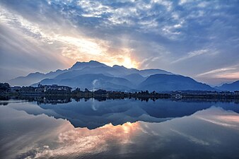 Gora Emei in jezero Ešju