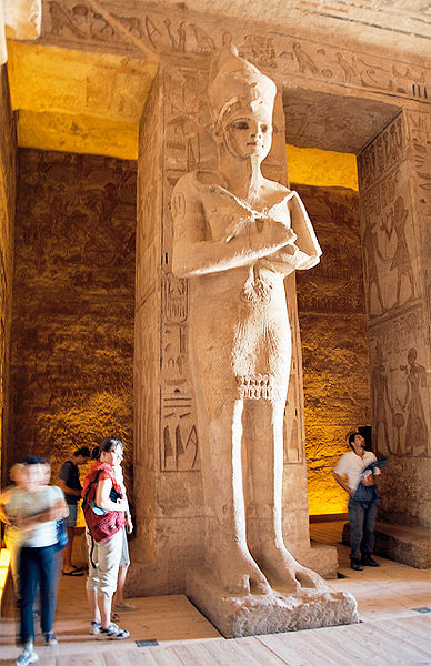 Lista del Patrimonio Mundial. - Página 3 388px-Abu_Simbel,_Ramesses_Temple,_corridor_statue,_Egypt,_Oct_2004